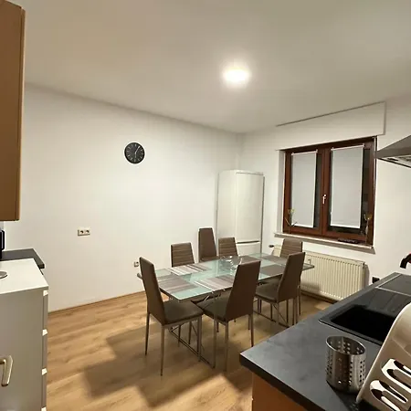 Feelhome,flughafen Nah,6-8 Pers,badewanne,zentral,terrasse,ground Floor Апартаменты