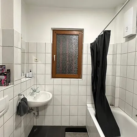 Feelhome, Flughafen Nah, 6 Personen, Badewanne, Zentral, Wifi, Ground Floor * Duisburg